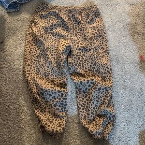 A&F YPB neoKnit leopard sweatpant XL short